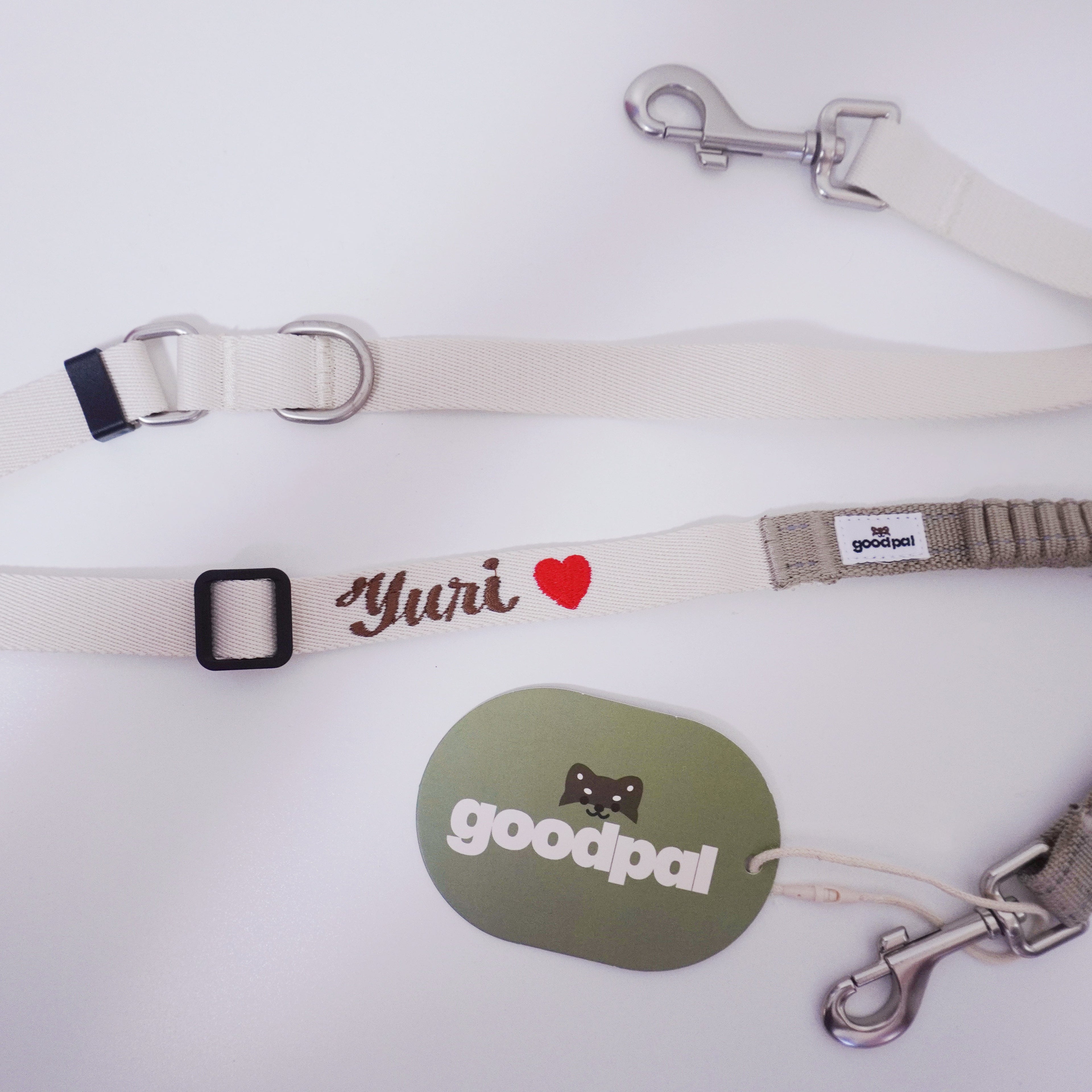 Dog leash set with 'Yuri' and a heart on the collar, on a white background.